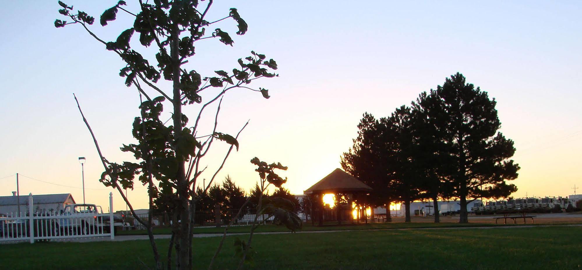 Kansas Country Inn Oakley Extérieur photo